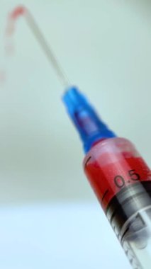 konsept - şırınga yakın çekim kan örneği - sinematografik almak.
