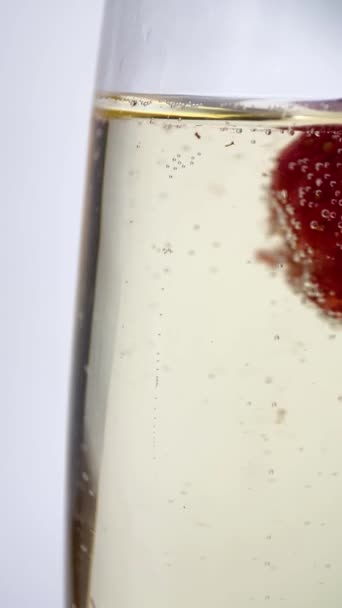 Lekkere Champagne Glas Verse Aardbeien Met Bubbel Close Slow Motion — Stockvideo