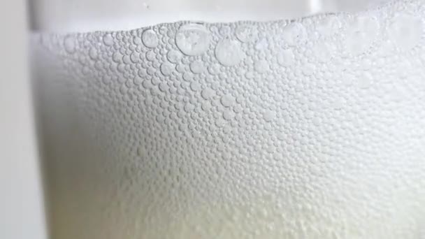 慢动作玻璃杯中的香槟泡沫 — 图库视频影像