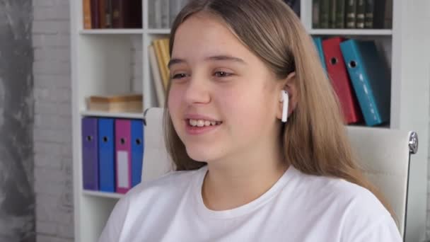 Mujer Joven Positiva Auriculares Comunica Través Centro Videollamadas Operador Habla — Vídeo de stock