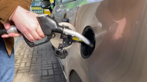 Yakıt Enjektörünü Araba Deposuna Kapatın Yakıt Benzin Istasyonu Benzin Fiyatı — Stok video