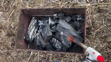 Kömürlü metal ızgara. Izgara et. Ateş ızgaranın içinde cayır cayır yanıyor. Doğada piknik. Kömür ızgarada alev ve kömürle yanar. Yanan ahşap barbekü.