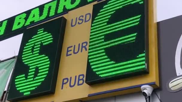 Uma Placa Câmbio Durante Dia Rua Mostrando Custo Compra Dinheiro — Vídeo de Stock