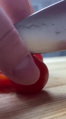 Dikey ekran: Genel olarak, Bıçak Kesen Kırmızı Domates, taze ve kaliteli malzemelerle basit bir yemek pişirme zevkini kutlayan ağız sulandırıcı bir video. Bu videoyu izlerken.