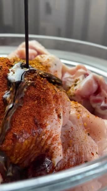 垂直屏风 在大盘酱汁中加入腌制鸡翅 中期计划 — 图库视频影像
