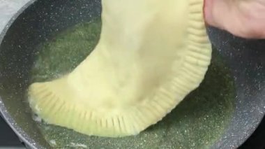 Ayçiçeği yağında kızartılmış etli börek, kızartma. Fast food.