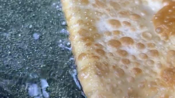 Kok Giet Boter Taart Pasteitjes Cheburk Met Vlees Gebakken Zonnebloemolie — Stockvideo