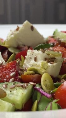 Dikey ekran, balzamik sirke salatası ve domates salatası. Diyet Sağlıklı Yemek. Diyette çiğ vejetaryen yemeği. Vejetaryen Kilo Veren Salata Dengeli Yiyecekler. Diyette organik gıda salatası.