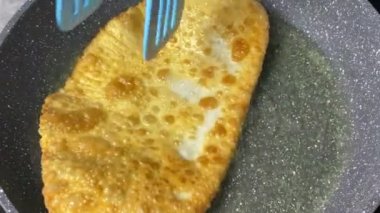 Ayçiçeği yağında kızartılmış etli börek, kızartma. Fast food.