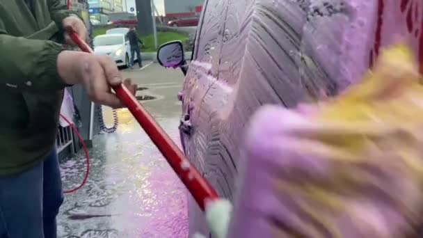 Tvätta Lyxbil Beröringsfri Biltvätt Tvättbil Med Skumplast Och Högtrycksvatten Vårstädning — Stockvideo