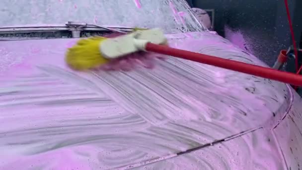Umyć Suchy Brud Powierzchni Szczotki Mydlanej Masuje Reflektor Samochodu Myjni — Wideo stockowe