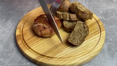Pastırma, sarımsak sosu ve baharatla fırında peynirli camembert peyniri. Peynirli kraker ve kızarmış ekmek. Peynir gerilir, su çekilir. Ev yapımı krem peynir fırında.