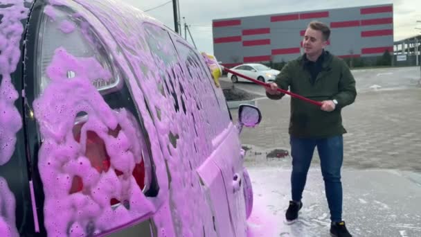 筆で車を掃除する制服の男 洗車サービス — ストック動画