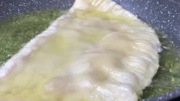 Kucharz Nalewa Masło Ciasto Pasty Cheburek Mięsem Smażonym Oleju Słonecznikowym — Wideo stockowe