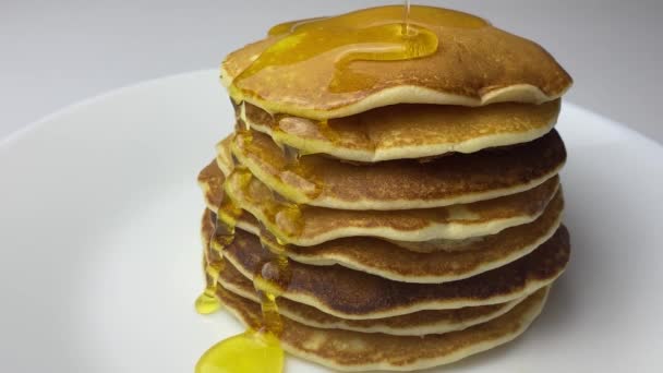 Pouring Syrup Stack Fluffy Buttermilk Pancakes Closeup View Slow Motion — Stock Video