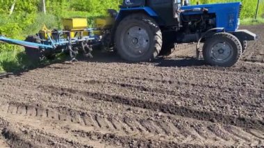 Bahar işlerinde tarlaya ekipman ekme.