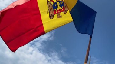 Moldova bayrağının açık bir günde rüzgarda dalgalanmasının ayrıntıları. Moldova, Doğu Avrupa 'da bağımsız bir devlettir. Seçici odaklanma. Yavaş çekimde kusursuz döngü.
