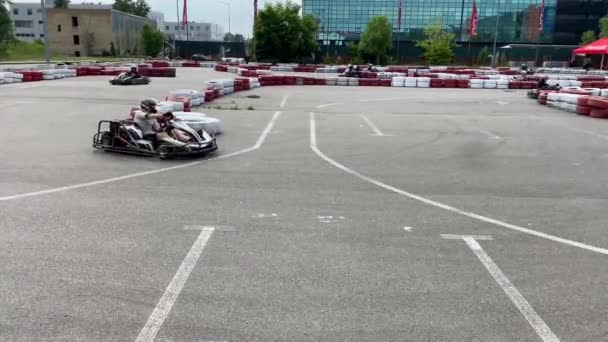Piste Deux Coureurs Professionnels Adolescents Conduisant Leurs Karts Sur Une — Video