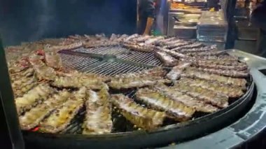 Ev stili Lezzetli Bebek Pirzolası Kömür Izgarası Hazırlanıyor