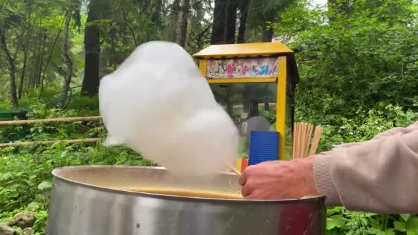 子供のために屋外で綿菓子を作るプロセス — ストック動画