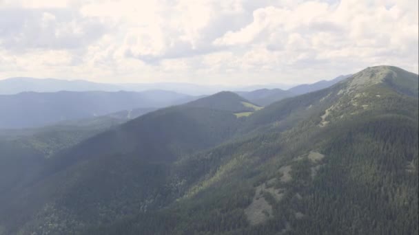 Vahşi Doğadaki Mistik Dağların Üzerinde Renkli Bir Gün Doğumu — Stok video