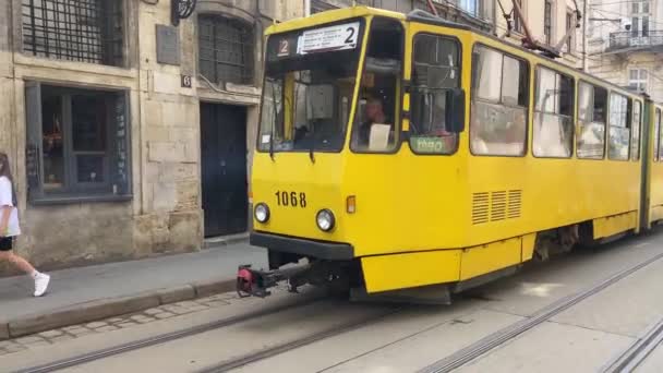 Tarihi Şehrin Yanından Geçen Tarihi Sarı Bir Tramvay — Stok video