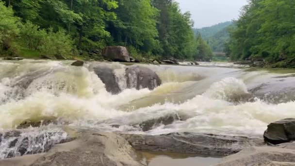 Dzika Górska Rzeka Przepływająca Przez Kamienne Rzeki Karpatach Zwolnionym Tempie — Wideo stockowe