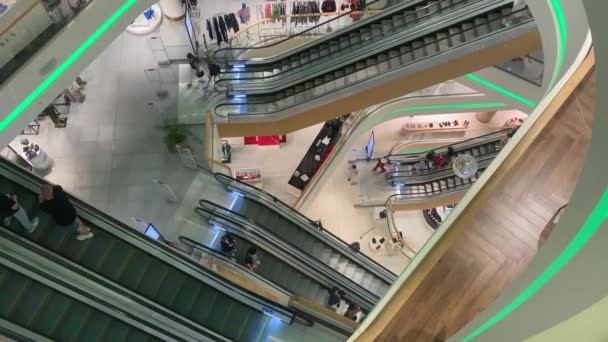 Торговый Центр Толпа Людей Покупает Торговом Центре Большой Закрытый Комплекс — стоковое видео