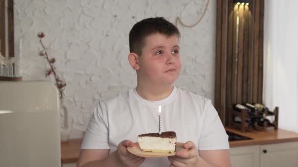 Młody Smutny Przedszkolak Urodzinowym Kapeluszu Szukający Świec Kawałku Ciasta Samotny — Wideo stockowe