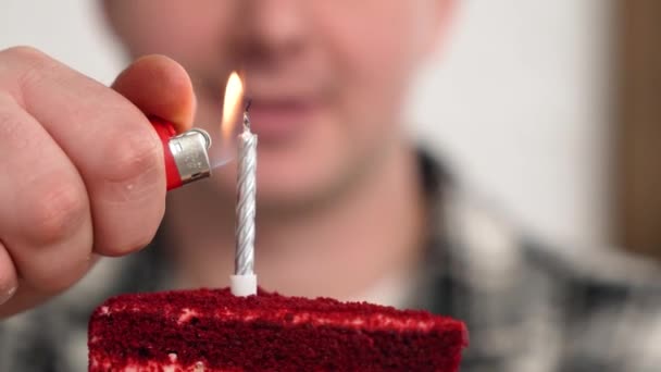 Ausgeschnittene Ansicht Der 30Er Jahre Mann Hält Geburtstagstorte Mit Brennenden — Stockvideo
