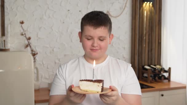 许个愿吧戴着派对帽的男人在生日蛋糕上吹灭蜡烛 祝你生日快乐 朋友圈祝男人生日快乐 — 图库视频影像