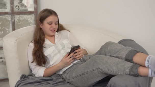 Menina Adolescente Bonita Feliz Vlogger Segurando Smartphone Falando Com Câmera — Vídeo de Stock