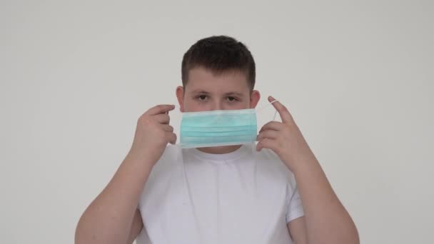 Garçon Porte Masque Pendant Pandémie Coronavirus Gros Plan Ralenti — Video
