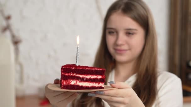 快乐兴奋的女人许愿 在节日蛋糕上放蜡烛 对着相机微笑 在家里庆祝生日 — 图库视频影像