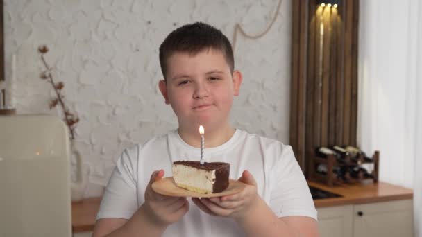 Милый Мальчик Наслаждается Задуванием Свечей Праздновании Дня Рождения Торта Дома — стоковое видео