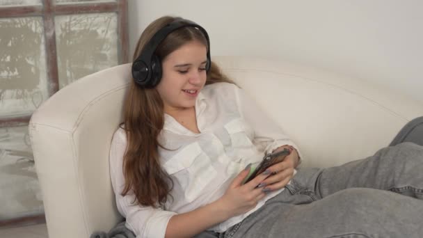 Happy Pretty Teen Girl Vlogger Trzymając Smartfona Rozmawiając Aparatem Nagrywania — Wideo stockowe