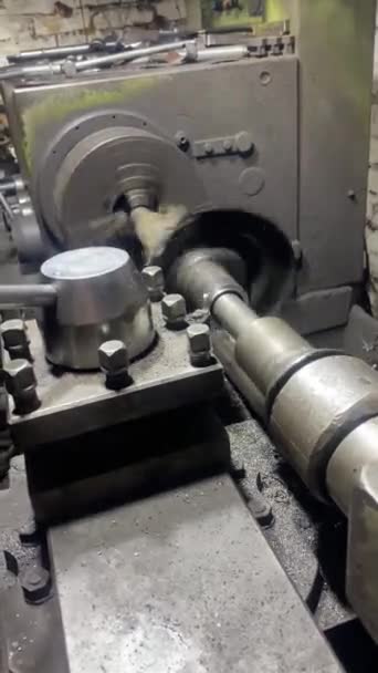 Bearbeitungswelle Auf Drehmaschine Metallbearbeitung Turner Arbeitet Der Maschine Drechselarbeiten Metallbearbeitung — Stockvideo