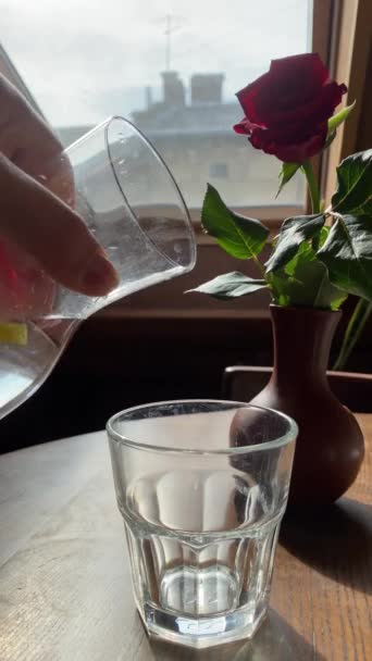 Großes Glas Wasser Weicher Fokus Gießen Gereinigtes Frisches Trinkwasser Glas — Stockvideo