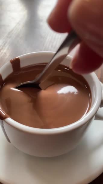 Közelkép Olvadt Folyékony Csokoládé Áramlás Fém Tészta Kanál Csokoládéval Borított — Stock videók