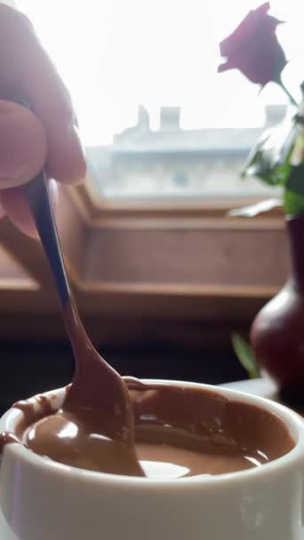 Tiro Câmera Lenta Derramando Chocolate Derretido Close Sem Costura Gotejamento — Vídeo de Stock