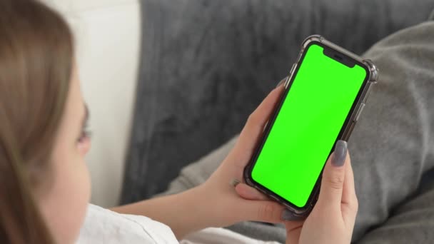 Green Screen Chroma Key Непізнана Жінка Використовує Свій Телефон Всередині — стокове відео