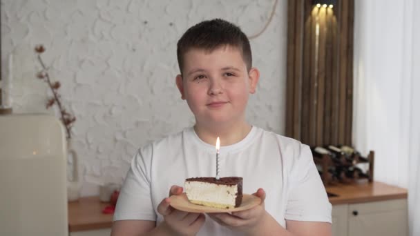 Крупним Планом Чарівний Білий Хлопчик Робить Бажання Дме Свічки День — стокове відео