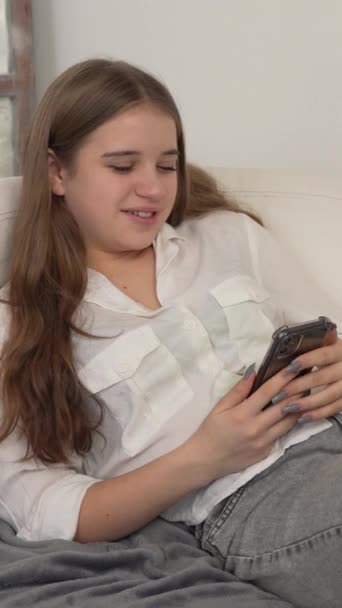 Menina Adolescente Bonita Feliz Vlogger Segurando Smartphone Falando Com Câmera — Vídeo de Stock