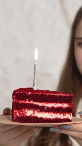 소원을 만들고 케이크에 양초를 매력적인 소녀의 클로즈업 집에서 생일을 코카서스 — 비디오