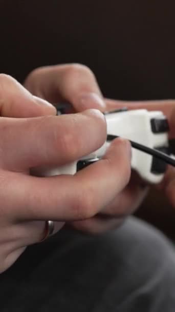 Usando Controlador Jogar Videogames Close Mãos Joypad — Vídeo de Stock