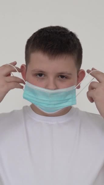 男の子はコロナウイルスのパンデミック中にマスクを着用します スローモーションでクローズアップ 4Kについて — ストック動画