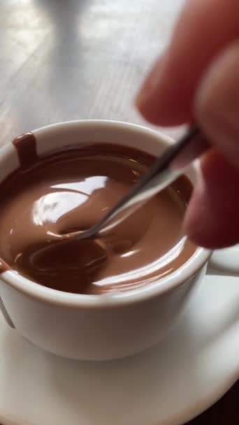 클로즈업 초콜릿 흐르는 초콜릿 캐러멜 스트림으로 페이스트리 숟가락 달콤한 초콜릿 — 비디오