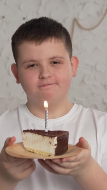 Nahaufnahme Eines Charmanten Kaukasischen Jungen Der Wünsche Macht Und Kerzen — Stockvideo