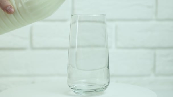 Vierte Leche Vaso Salpica Agua Lácteos Una Bebida Saludable Alta — Vídeos de Stock