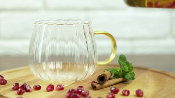 Ręka Trzymająca Przezroczysty Szklany Czajniczek Wlewa Gorącą Herbatę Owocową Szklanej — Wideo stockowe